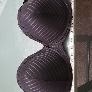 QT, BLACK LACE BRA. SIZE 42DD. Light padded with wire. Adjustable straps.